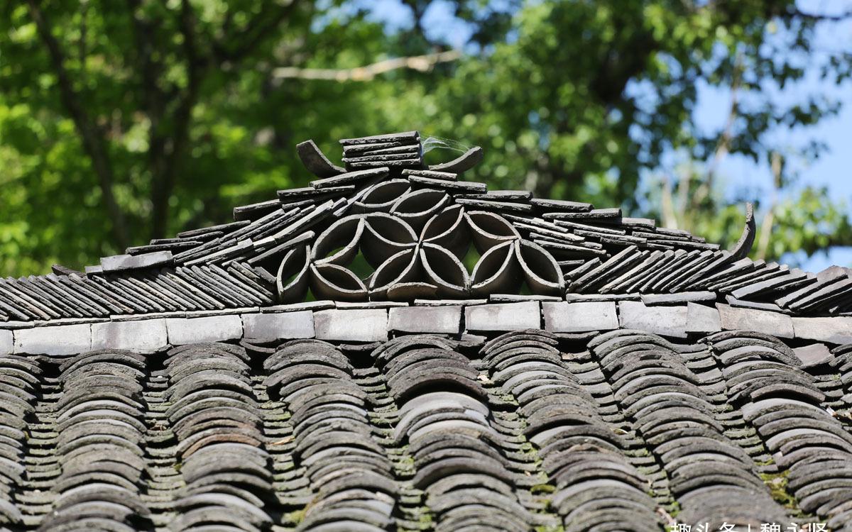 屋脊用瓦摆出漂亮的装饰图案.