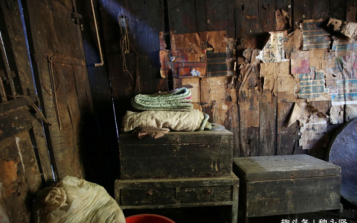 大巴山上的古老院子,住着两家人,一家改造如新一家保持原样