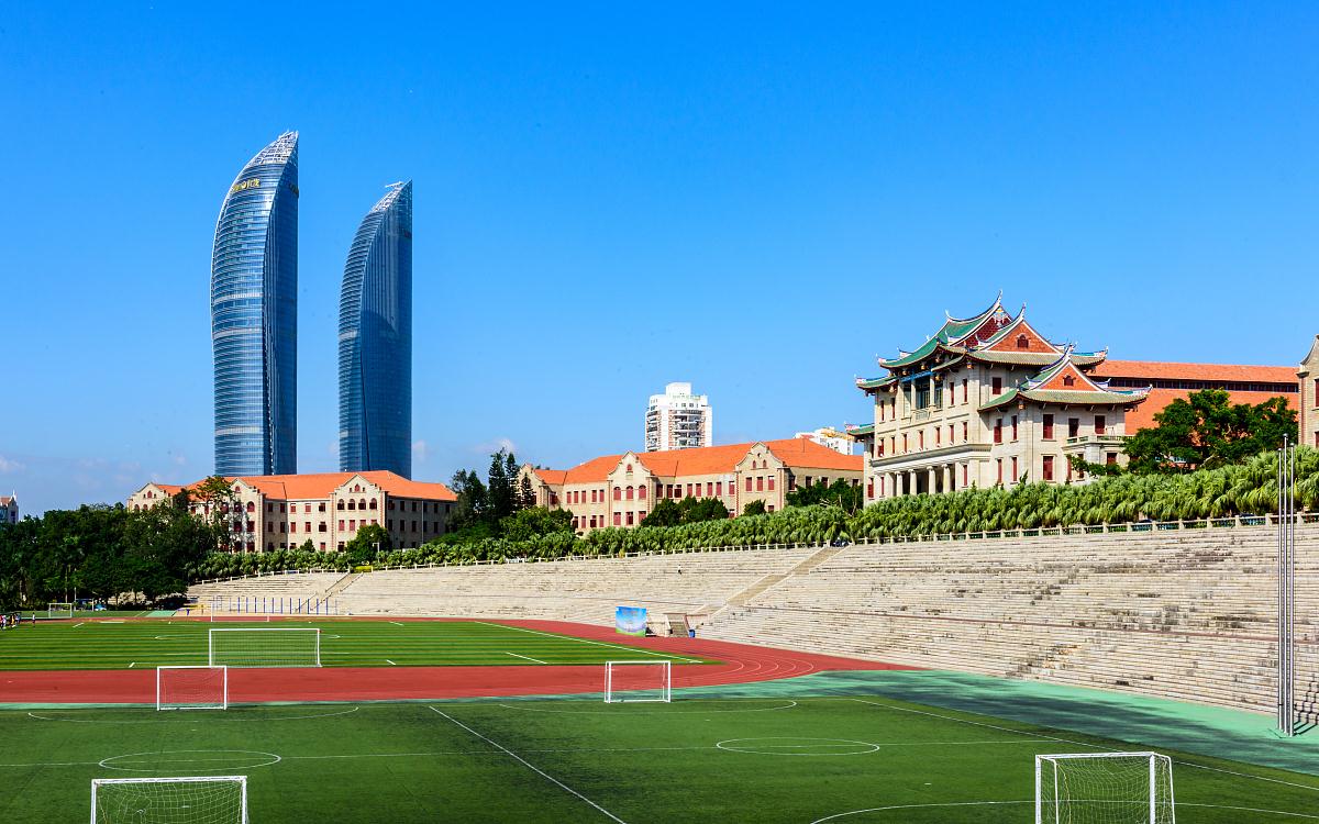 厦门大学环岛路是中国最美的马拉松赛道,路间的隔离带雕塑这一些