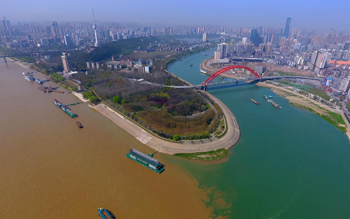 两河交汇水色不同,长江与多地出现泾渭分明现象