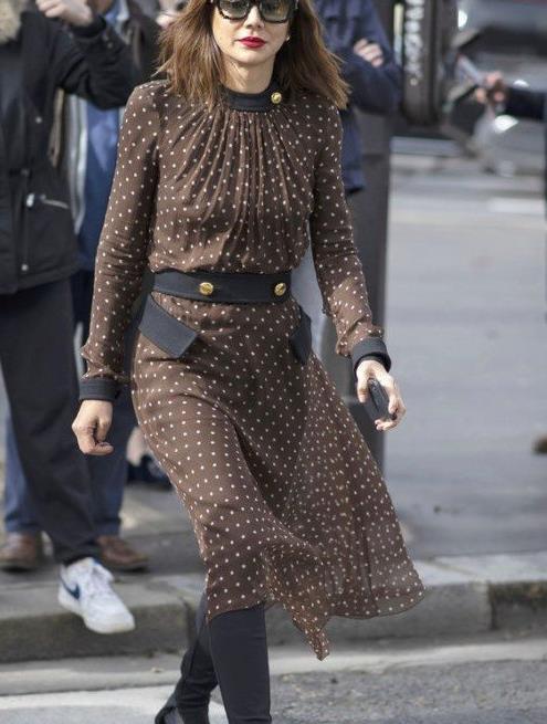 白百何是叠穿女王吗钩花上衣叠穿高领条纹t国际范十足