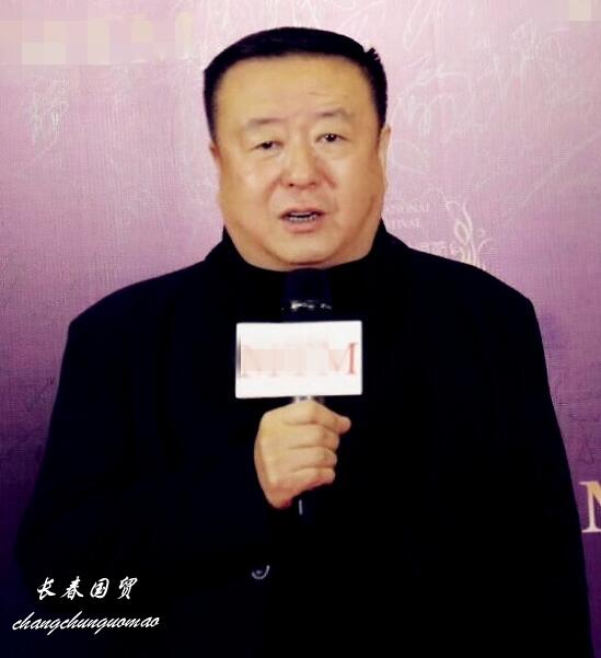 他的第一任妻子是田歌,是北京电视台主持人和导演.