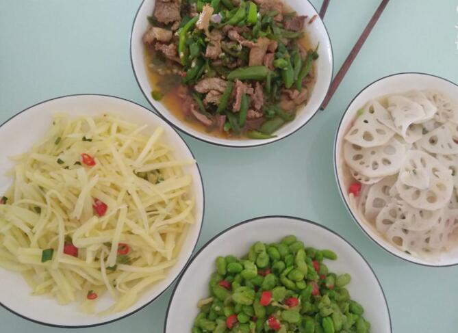 所以外面大鱼大肉,吃完也就那样,妈妈做的家常便饭都觉得香,一饭一汤