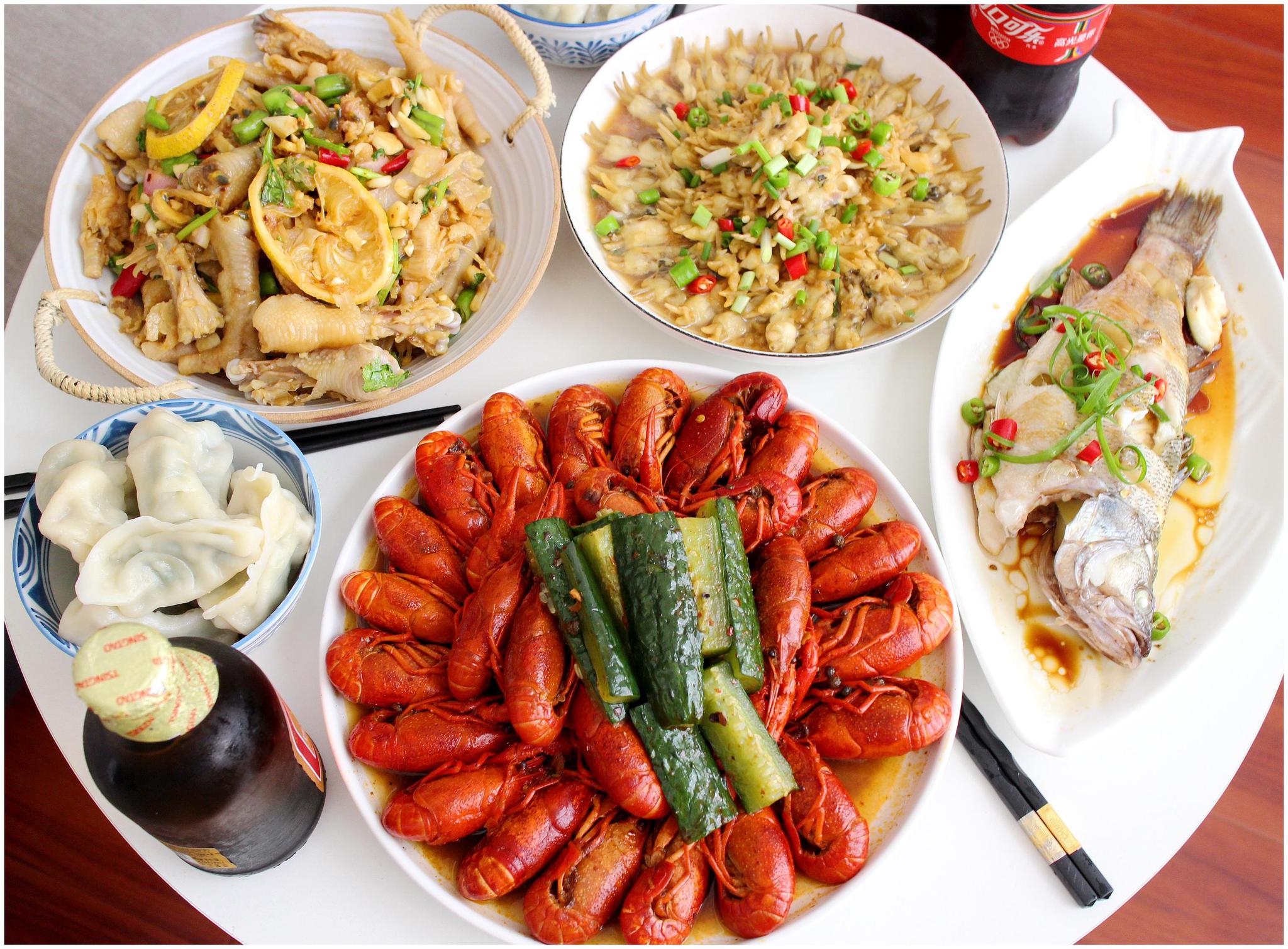 老公过生日媳妇做了一桌菜才花100多块钱有鱼有虾吃嗨了