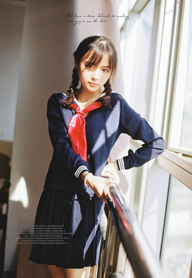 日系学生妹教室内青春无敌写真