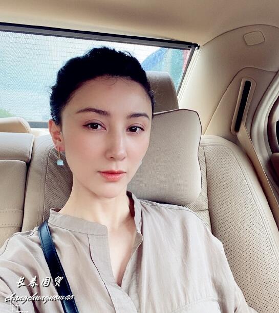 三婚两离,现任小30岁娇妻竟是大家熟悉的她|尤小刚|周庭伊|导演_新浪