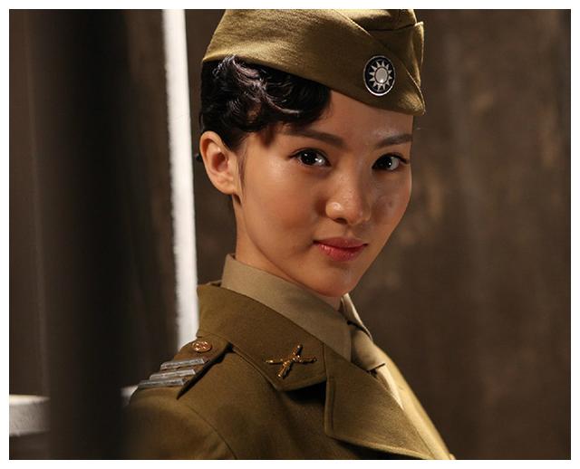 《桐柏英雄》收视率高,她在剧中饰演帅气的女军统韩梅霜,喜欢上赵永生
