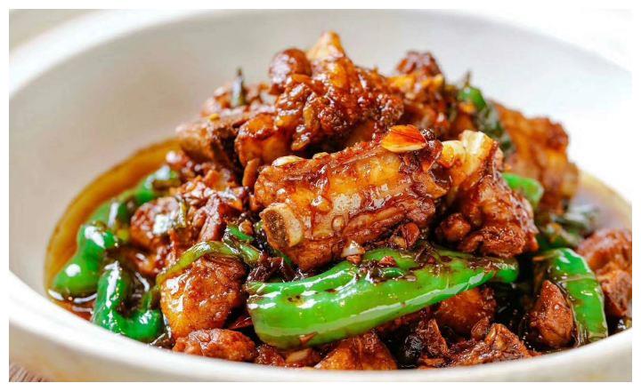 排骨富含蛋白质和脂肪,为人类提供优质蛋白质和必需的脂肪酸,可以补充