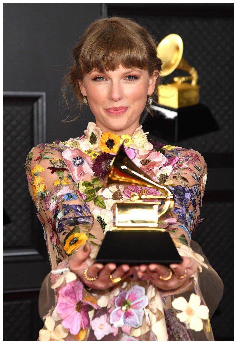 霉霉taylor swift成为格莱美第一位三次拿下头奖的女歌手__财经头条