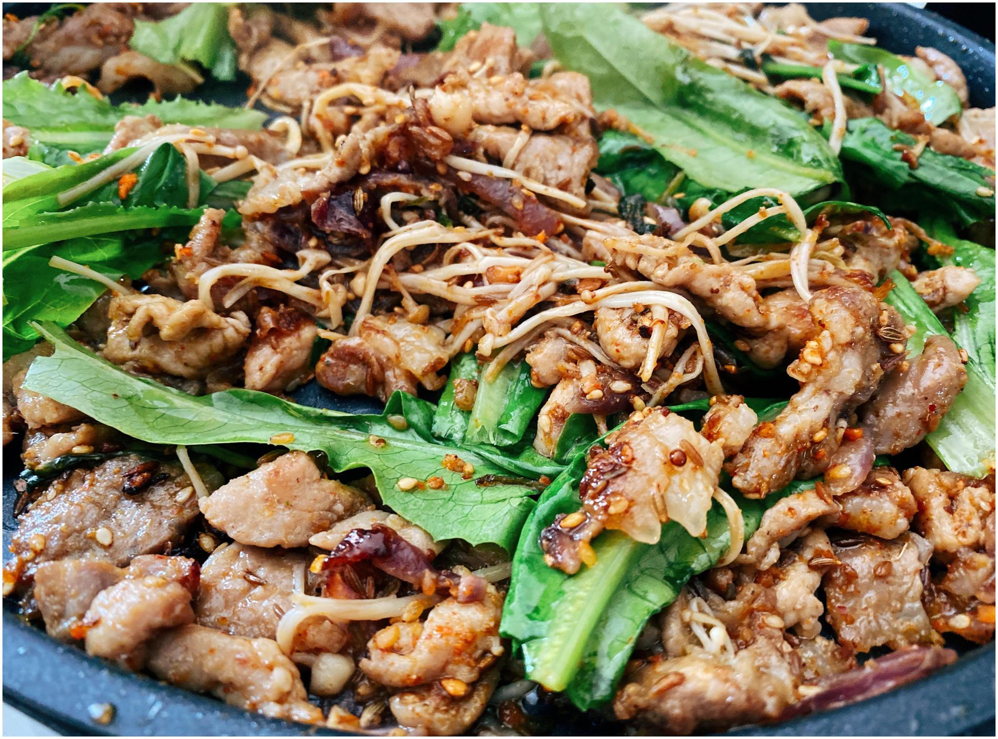 东北小哥教您在家自制特色大烤盘,品尝肉与菜的美味灵魂碰撞!