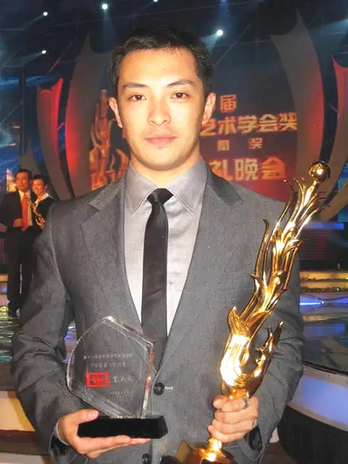 富大龙穿西装真帅作为新生代老戏骨他用演技诠释人生