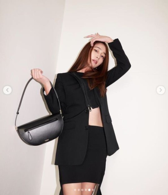 韩国女艺人李珉廷今天在社交网站发布近照,以其出众的美貌和完美身材