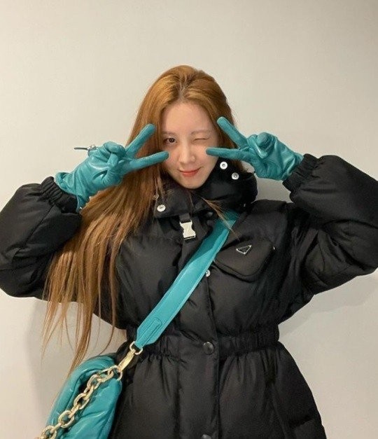 少女时代徐贤发近照 戴绿手套秀穿搭造型|徐贤|少女