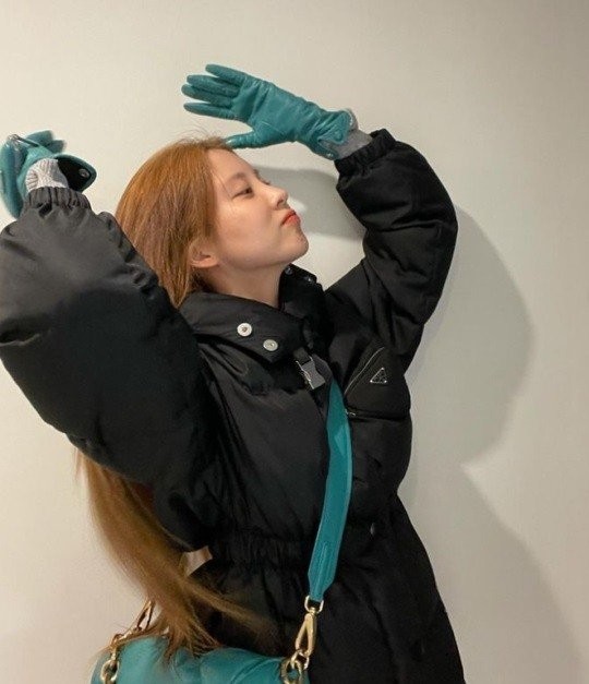 少女时代徐贤发近照 戴绿手套秀穿搭造型|徐贤|少女