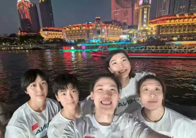 李盈莹与天津队友露面，但她仍伤病未愈！丁霞成辽宁女排代理主帅