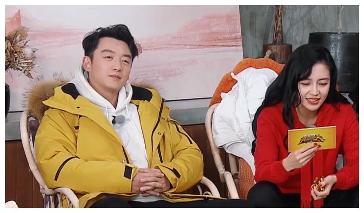 郑恺私下和baby小动作不断腿部互动太明显都忘了有家室