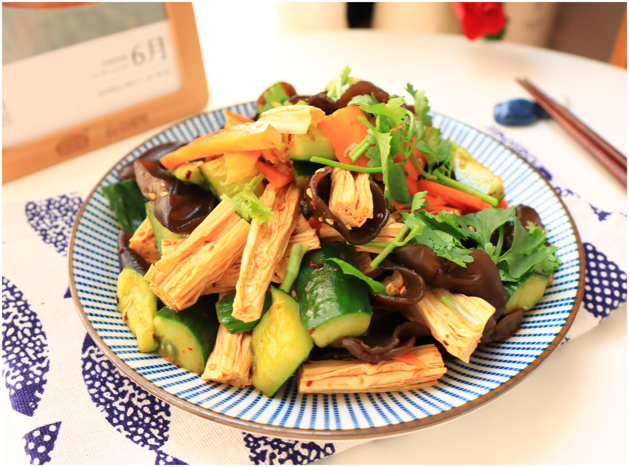 6月,大鱼大肉靠边站,这道凉菜可常吃,低脂营养好,常吃无负担圆子的