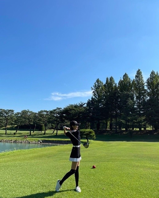 韩国女艺人高俊熙sns发布高尔夫球场照