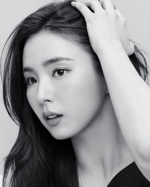 韩国女艺人申世景今天在sns发布一组她最近拍摄的杂志写真,以其出众的