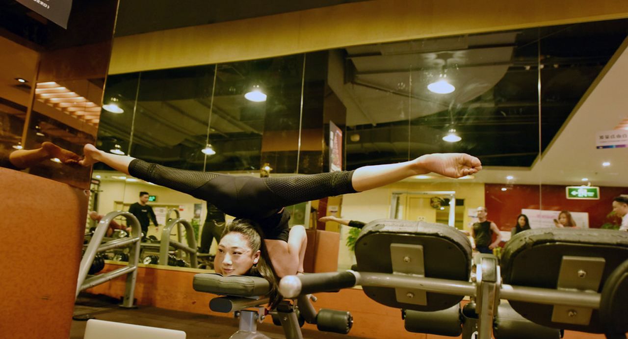 中国柔术美女刘藤美照:健身房展露高难度动作,肉丝装仿若无骨_高清