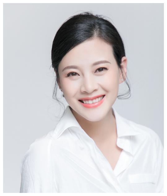 她曾是山西电台主持人,如今事业有成,丈夫则是娱乐圈里的他