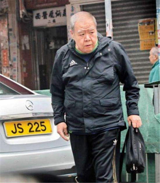 69岁肥猫郑则仕近照曝光身材消瘦面色苍老头发眉毛都白了