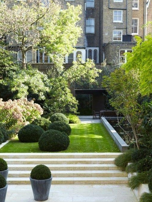 膨胀了,居然跑来看人家的别墅花园美图,还挺爽