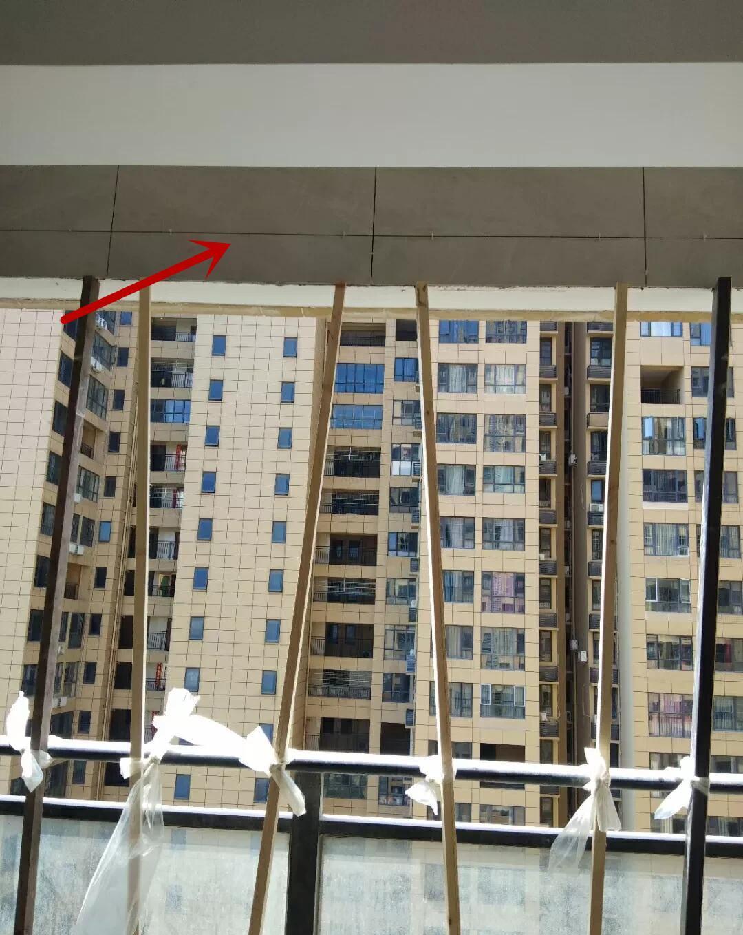 作为的阳台倒梁就是阳台窗户上沿,窗台板对应的位置:这个位置到底能不