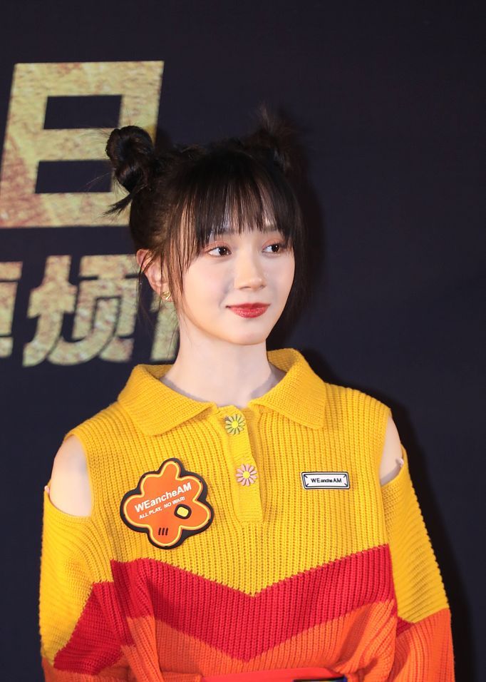 卜冠今为新片《沐浴之王》站台 梳双丸子头俏皮甜美吸睛