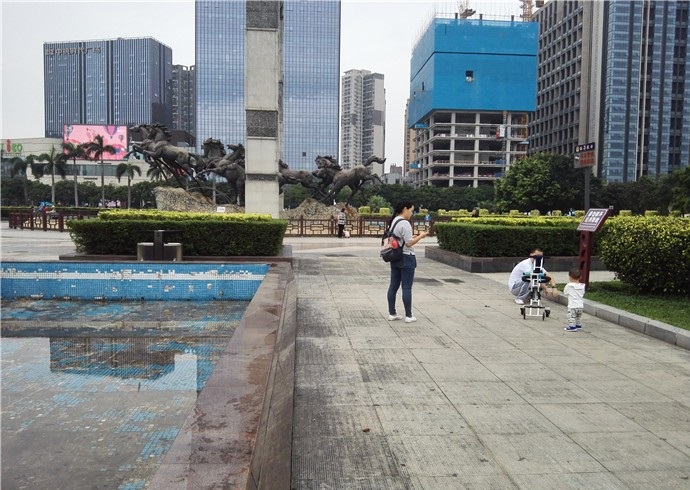 龙华文化广场岁月静好假期中的人们快乐的戏耍