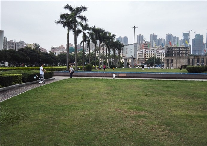 龙华文化广场岁月静好假期中的人们快乐的戏耍