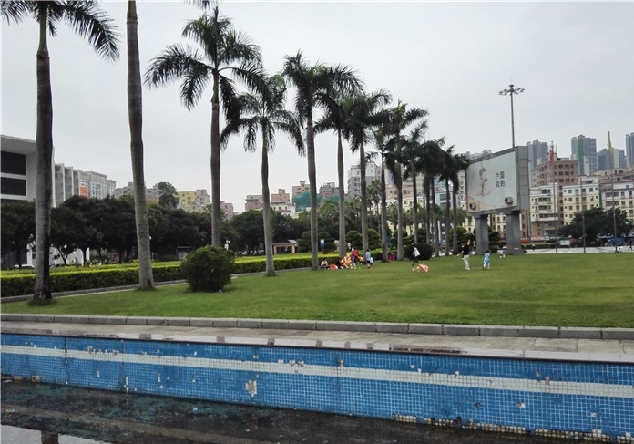 龙华文化广场岁月静好假期中的人们快乐的戏耍