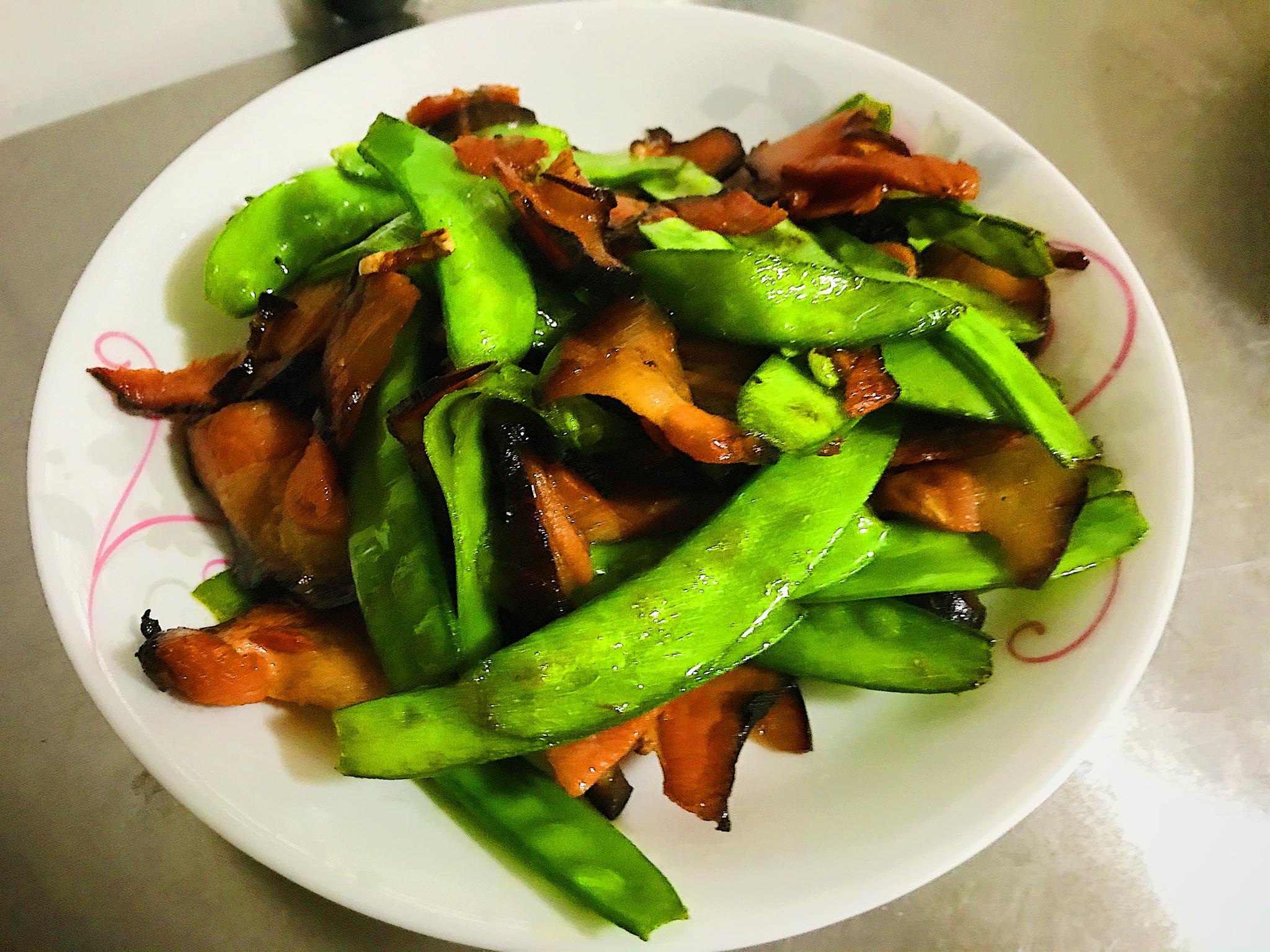 简单的家常小炒系列荷兰豆炒腊肉清香脆甜非常好吃哦