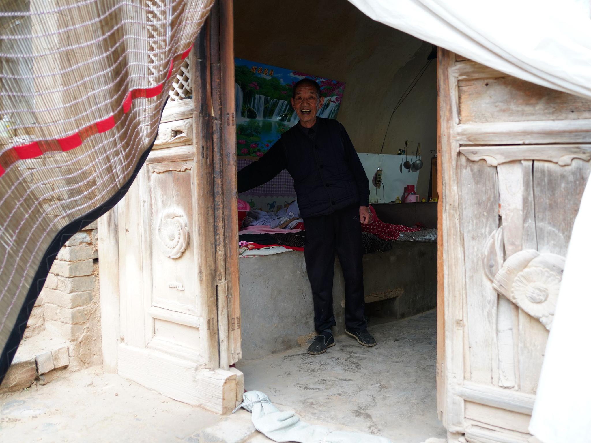 山西8旬老人守护家中4扇木雕门不离开,4万元也不卖,看啥样