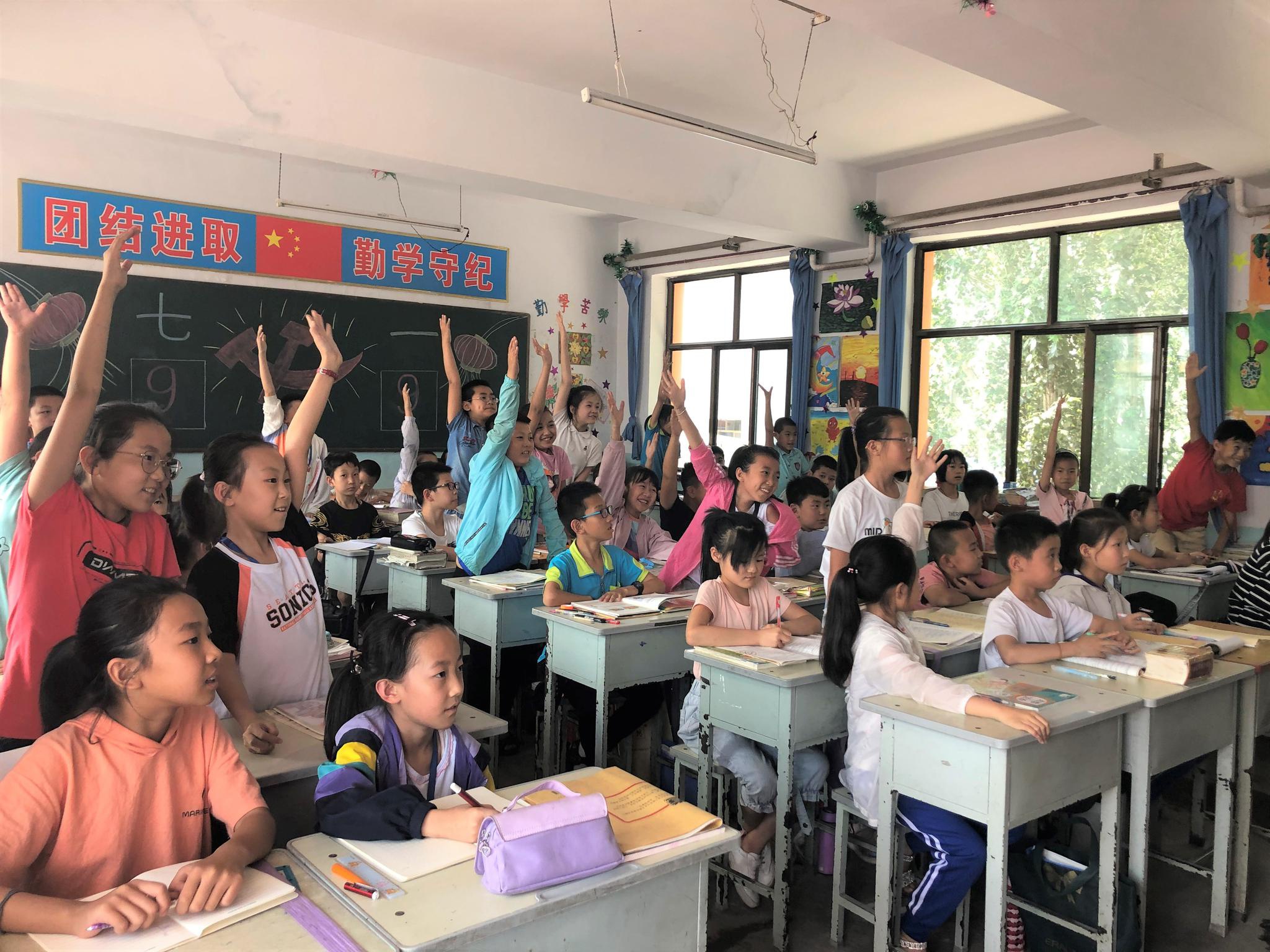 的"青时暑期实践队"在山西省怀仁市南七里寨寄小开展了以"环境保护,我