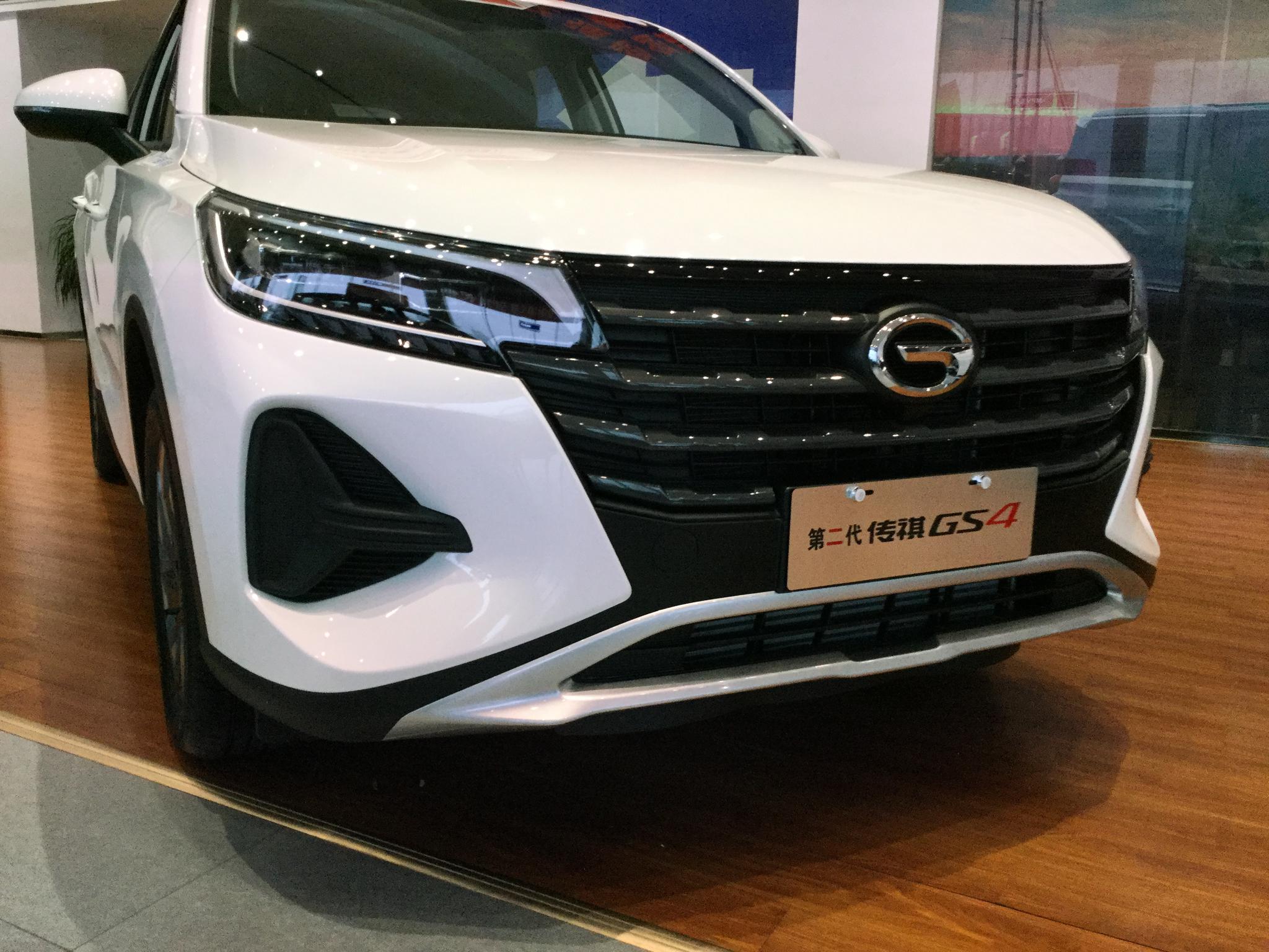 广汽传祺gs4到店实拍898万起配卧式led光源轴距2680毫米