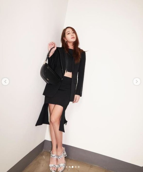 韩女星李珉廷sns发照秀撩发气质动人