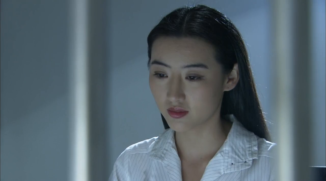 带泪梨花:女毒贩被警察抓获,警察让她供出同伙,她陷入了回忆!