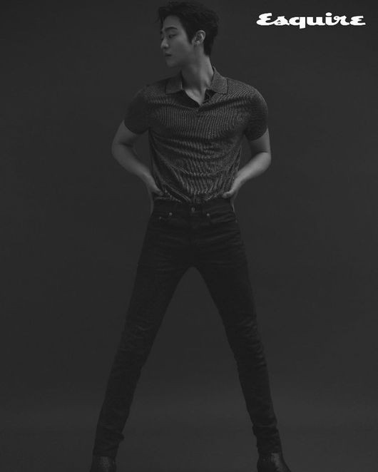 安孝燮在写真中展现出锻炼过的身材……性感的眼神