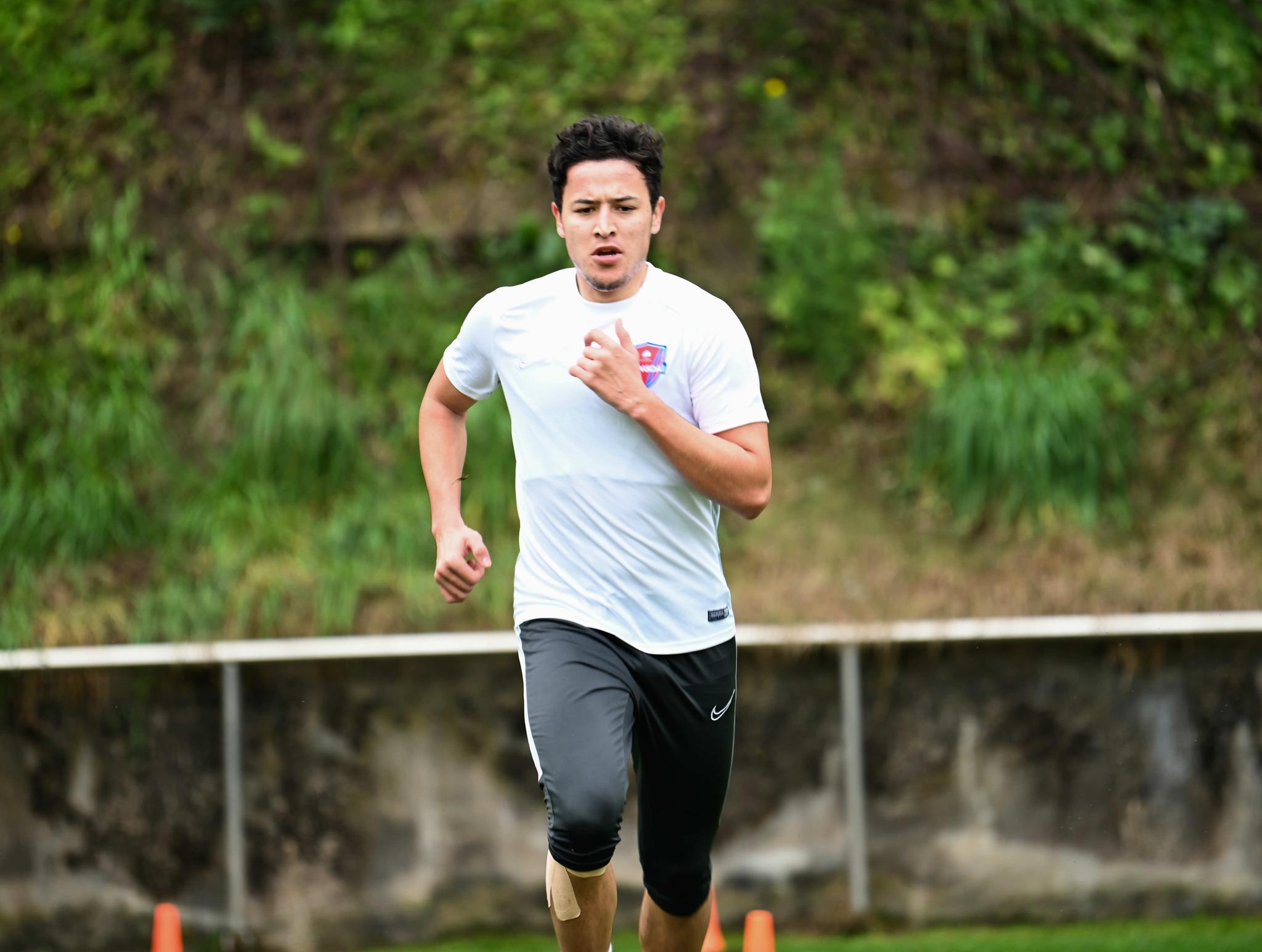 重庆当代足球俱乐部继续进行训练,球队努力备战2021赛季的比赛_高清