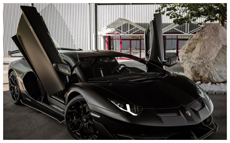 街头现900万兰博基尼,车主比车吸睛,旁边大爷看呆了