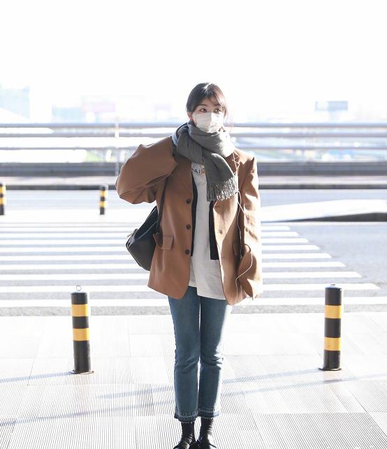 李菲儿真是穿搭模板 私服简单又有层次感 这腿太细了吧