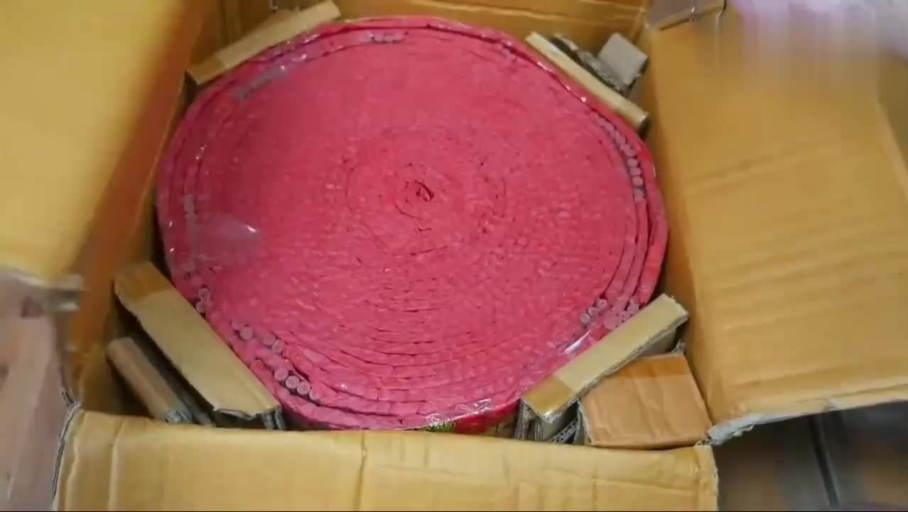 国外小伙买10万颗中国鞭炮点燃的那一刻场面太壮观了