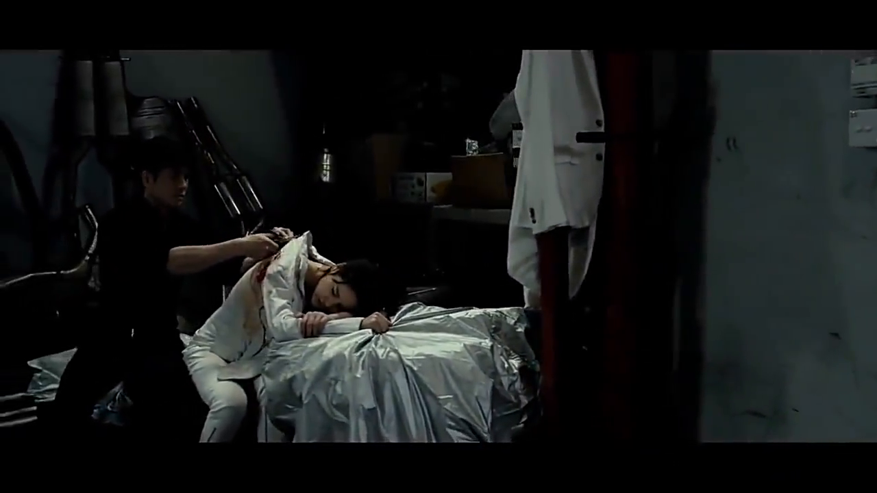 黑帮美女中弹, 没法去医院只能忍痛拿出子弹