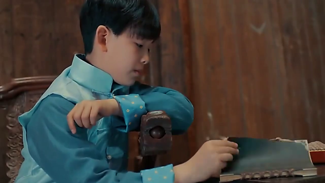 张起灵给尹新月张家牌子的样子太帅了,小哥小时候就这么帅