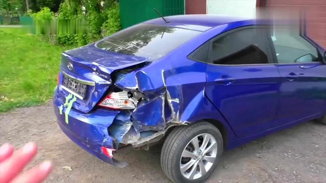 汽车尾部被撞得惨不忍睹看维修工如何完美修复