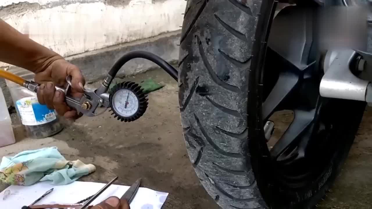 摩托车轮胎被扎老司机教你快速补胎方法效果立竿见影