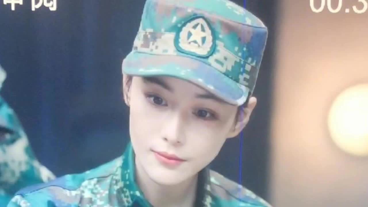 张馨予"偷拍"《号手就位》剧照 穿迷彩服表情专注