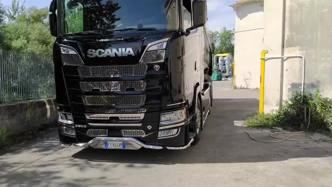 斯堪尼亚渣土车,这车头去拉渣土感觉很浪费