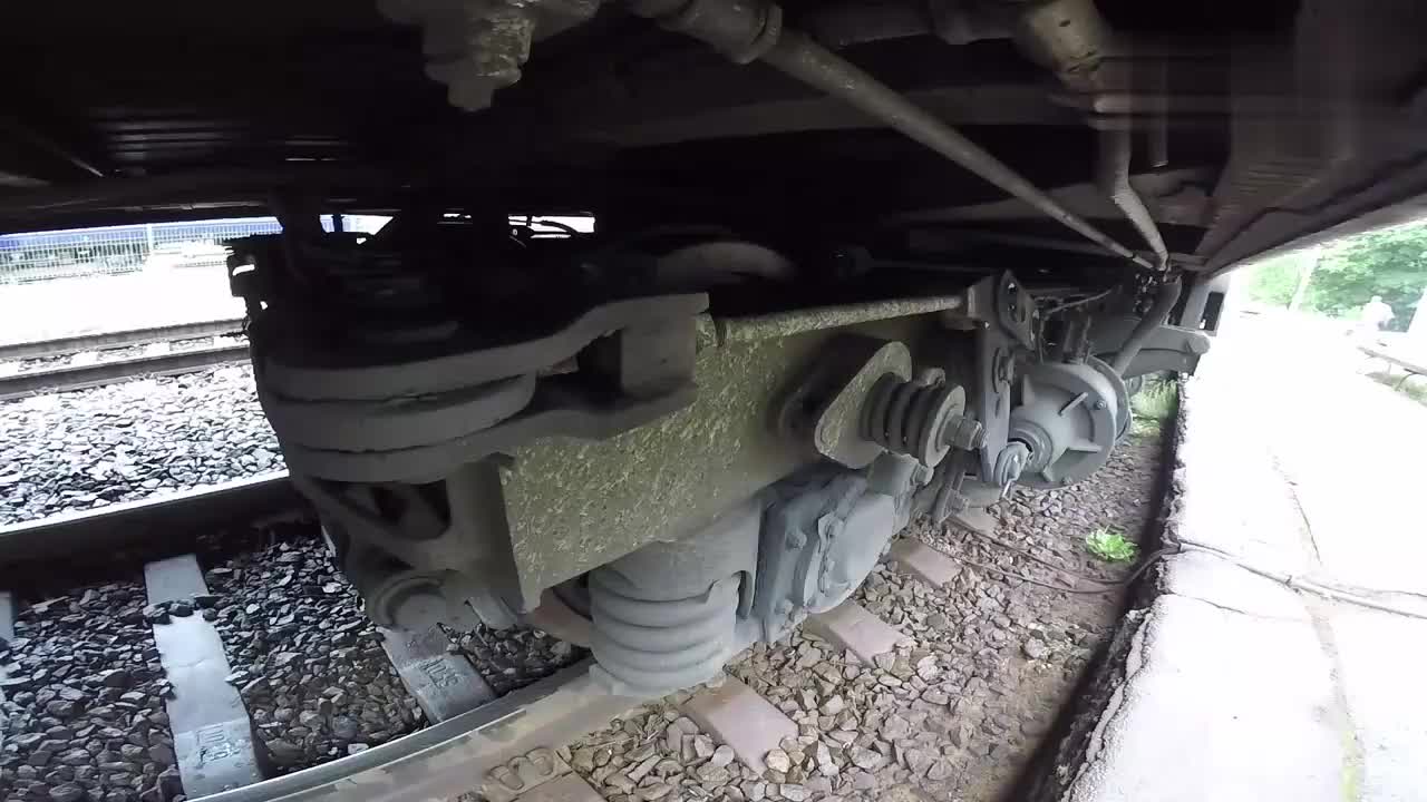 火车行驶途中底部是什么状态,牛人拍下这段视频,太精彩了